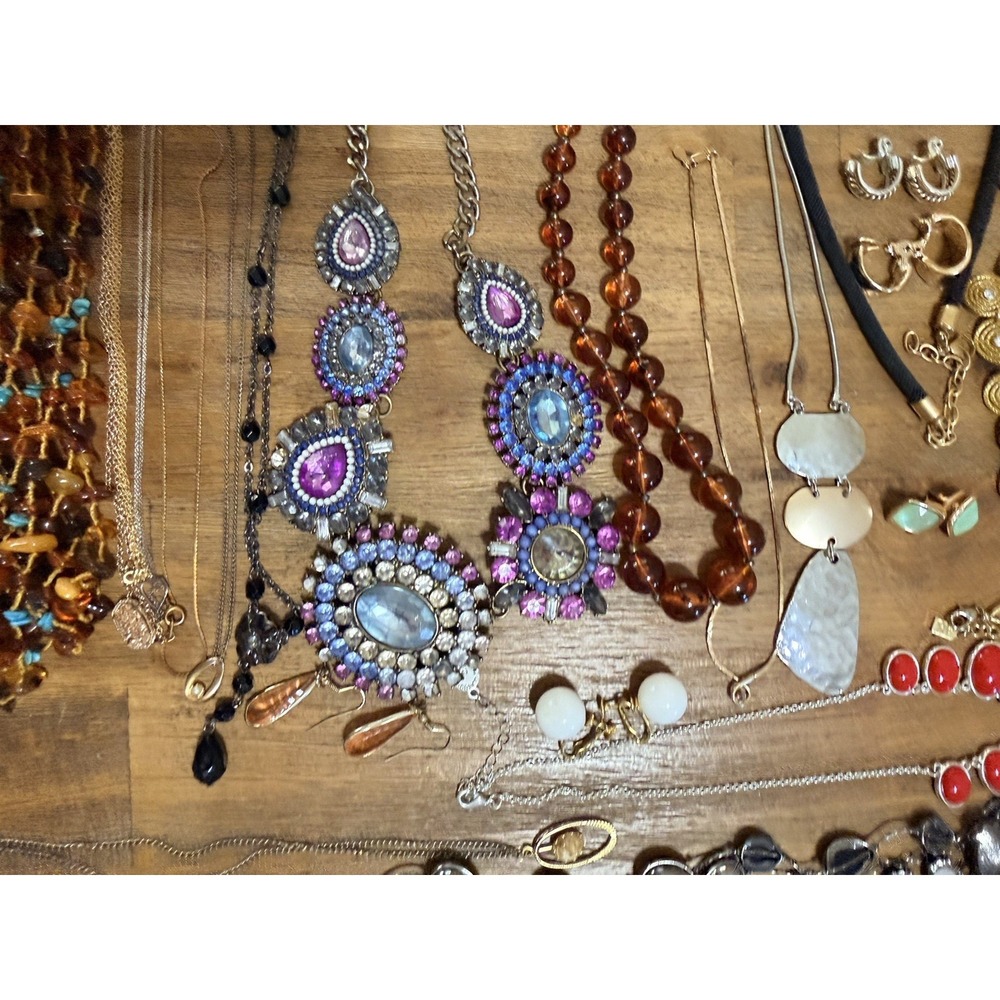 Vintage Modern Costume 99 Pieces Jewelry Lot Signed Necklace Earrings Broach - Picture 15 of 16